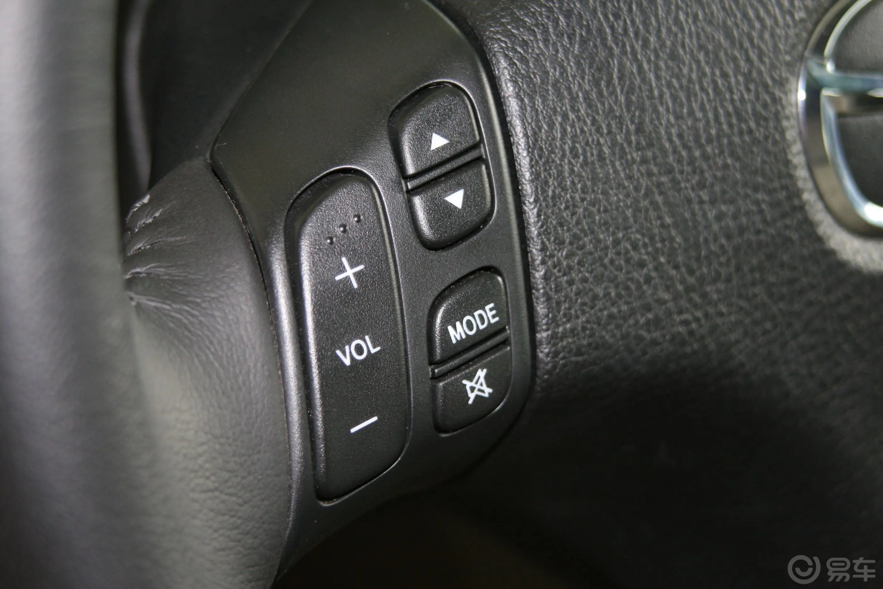 马自达62.0L 手动标准型方向盘音响控制开关