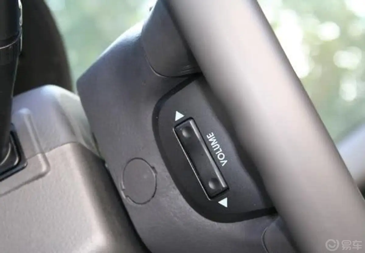 索兰托3.8 汽油豪华版方向盘音响控制开关