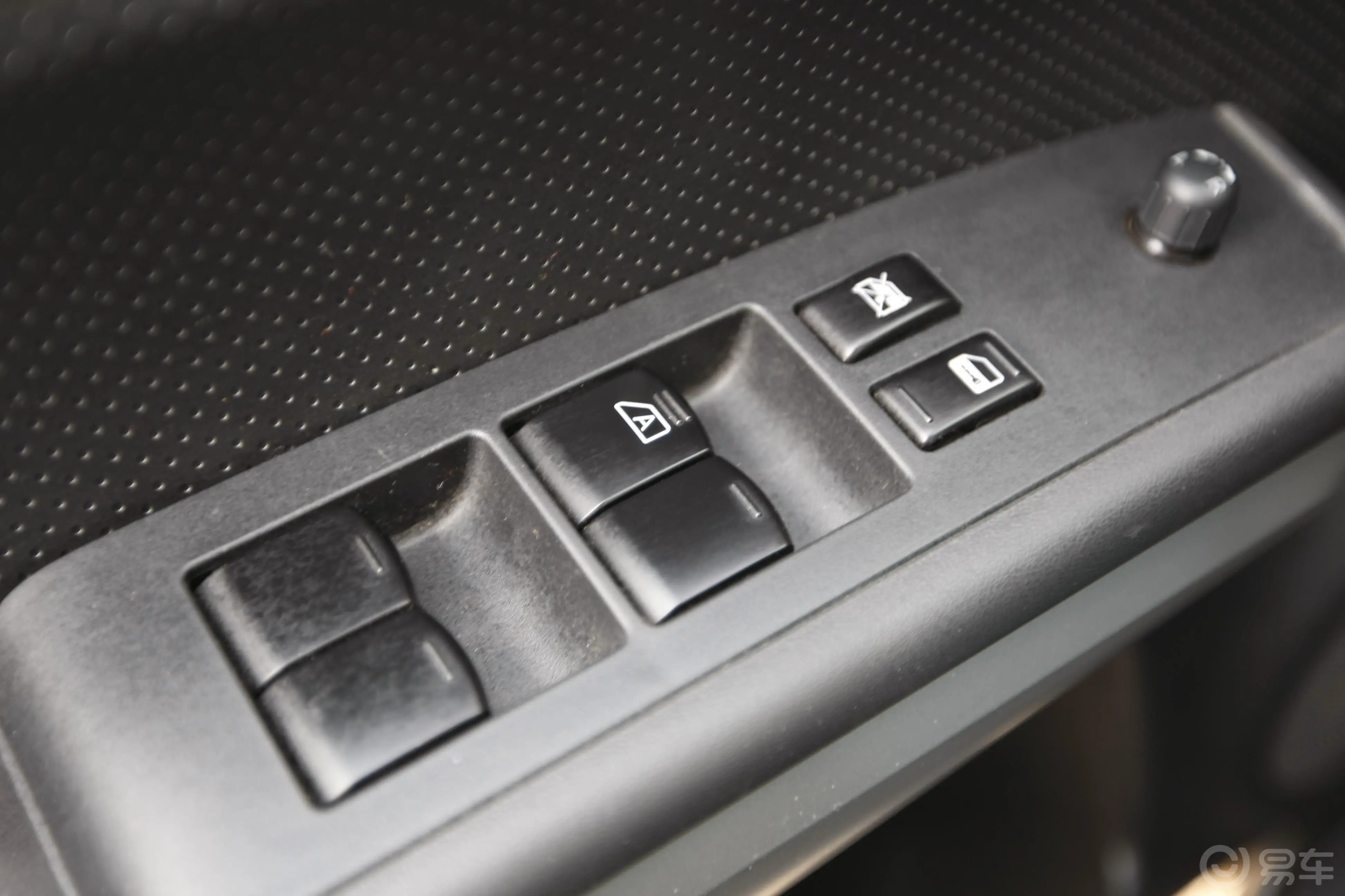 奇骏2.0L XE舒适版(MT 4WD)电窗控制键