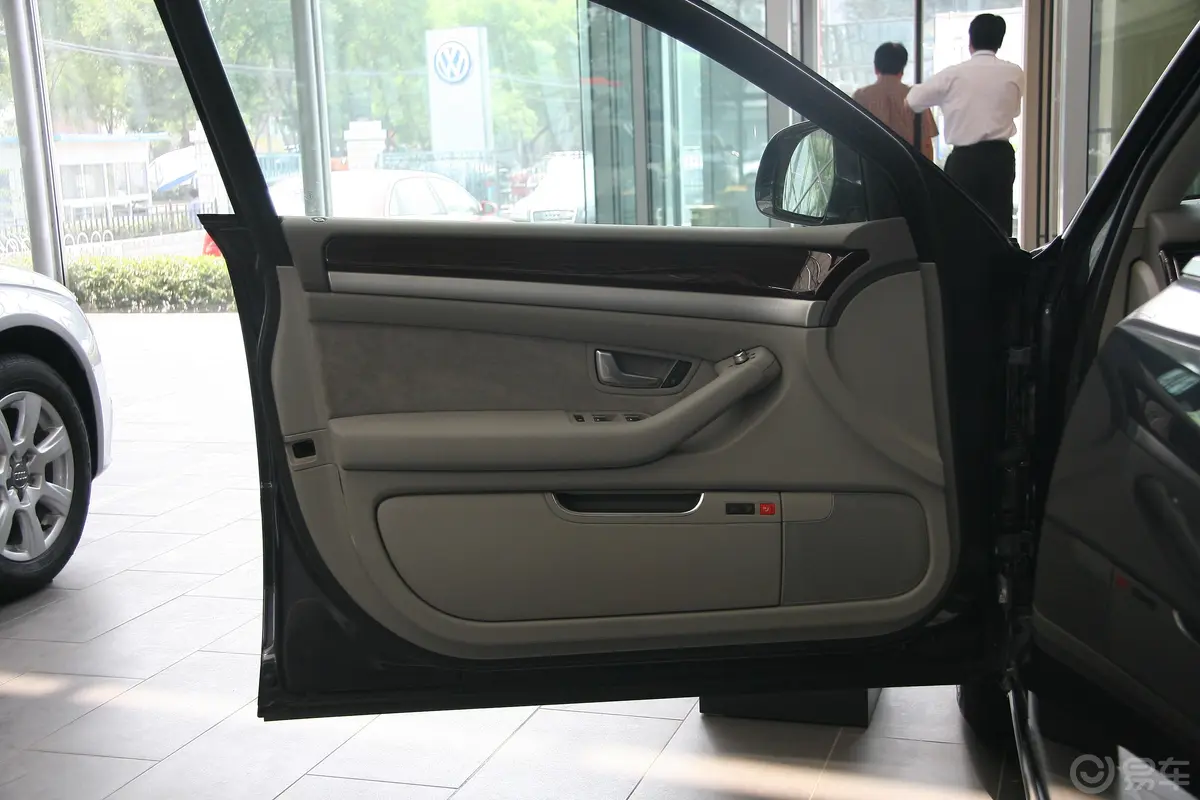 奥迪A8A8L 2.8FSI 豪华型驾驶员侧车门内门板