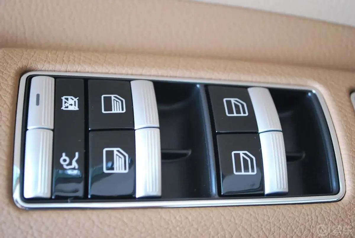奔驰S级S 400 L HYBRID电窗控制键