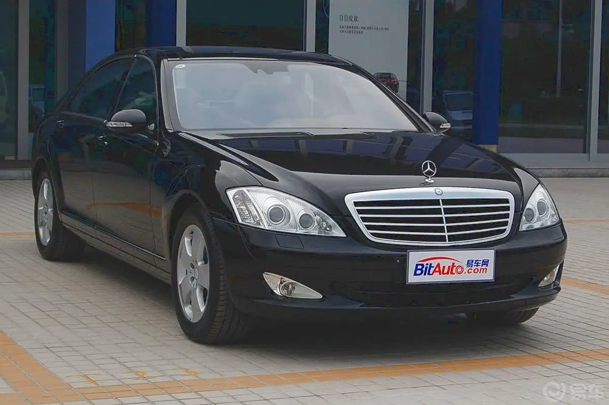 奔驰S级S 350 L动感型侧前45度车头向右水平