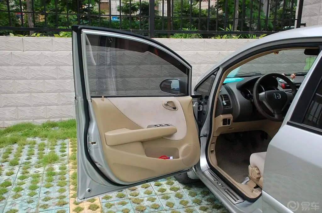 思迪1.5L手动舒适版驾驶员侧车门内门板