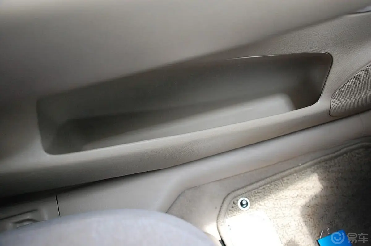 思迪1.5L手动舒适版驾驶员门储物盒
