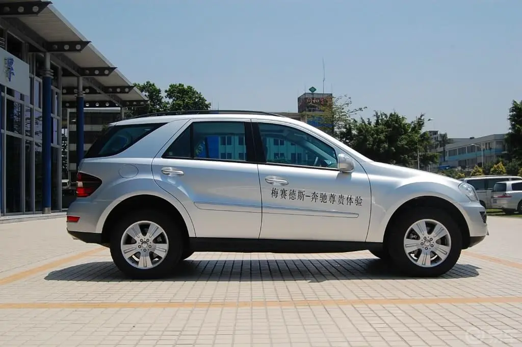 奔驰M级ML 350 4MATIC 豪华型外观