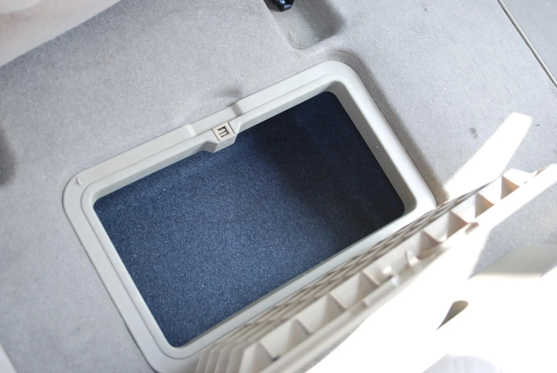 景逸1.8L标准型副驾驶座椅下储物箱
