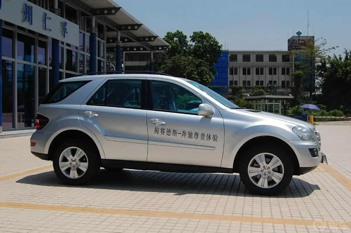 奔驰M级ML 350 4MATIC 豪华型外观