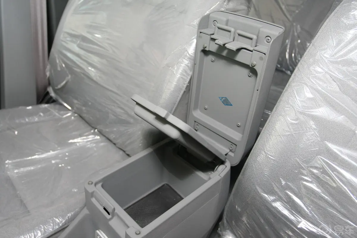 海尚1.3L舒适版驾驶员侧储物盒