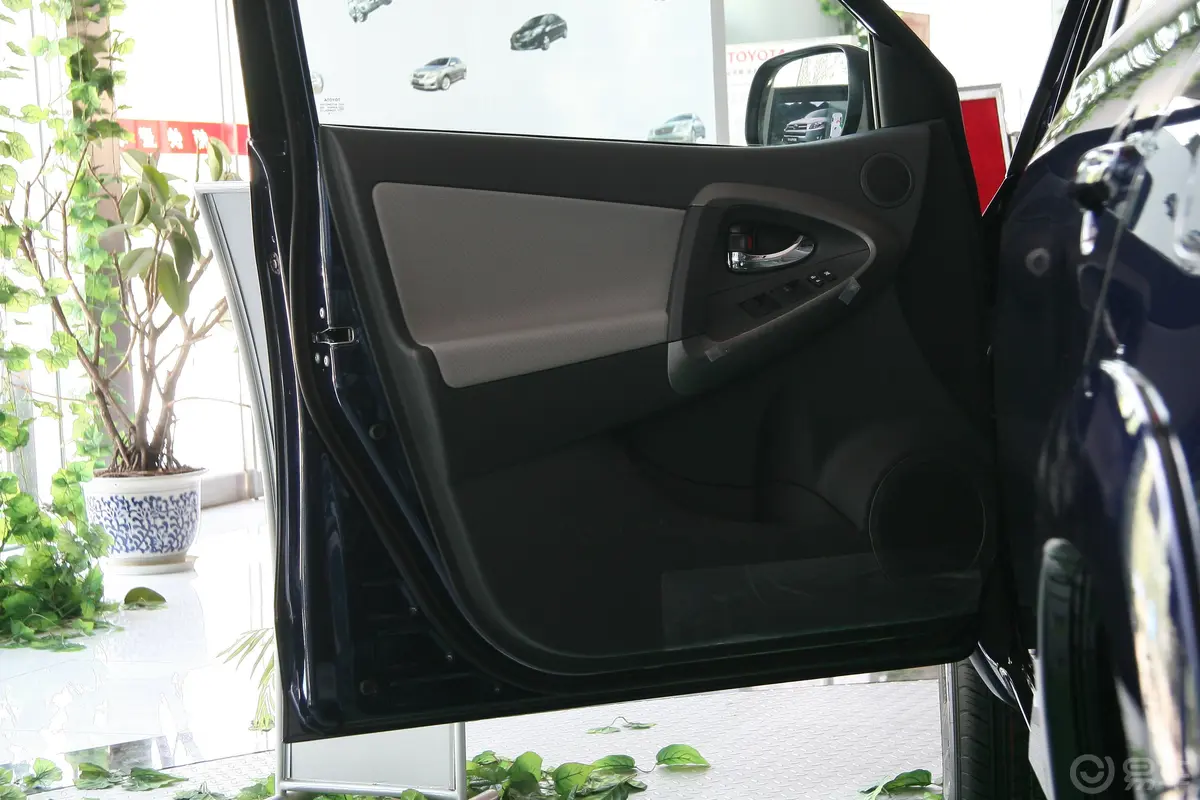 RAV4荣放2.4L 豪华版 AT驾驶员侧车门内门板