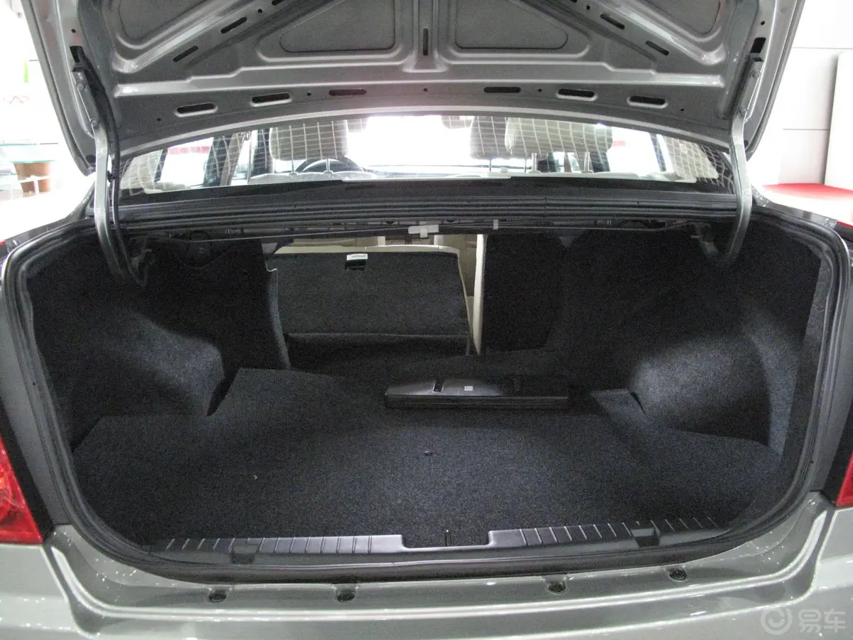 奇瑞A5超值版 1.5—MT 标准型行李箱空间