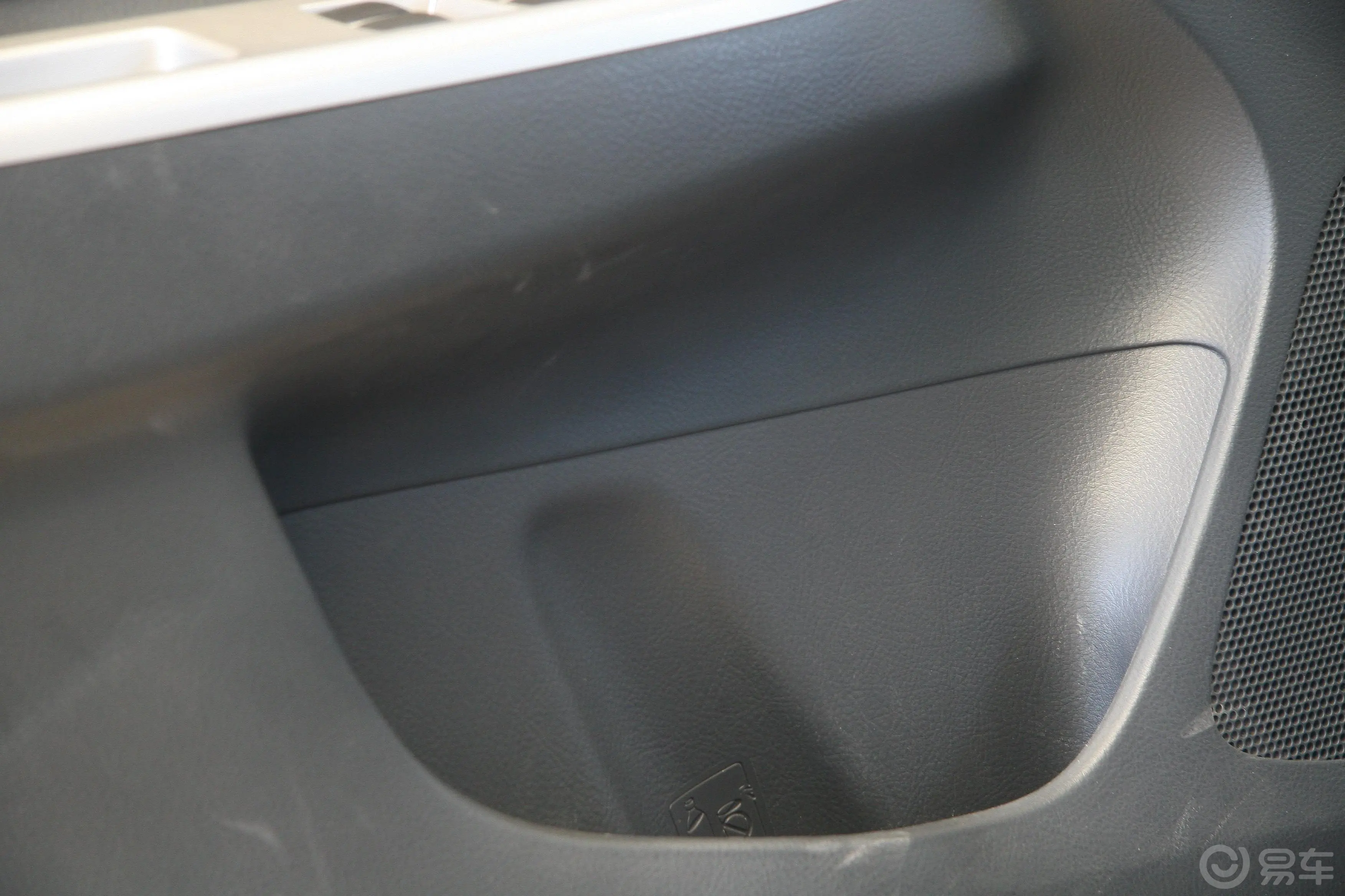 威驰1.3 GL—i 标准版 AT驾驶员门储物盒