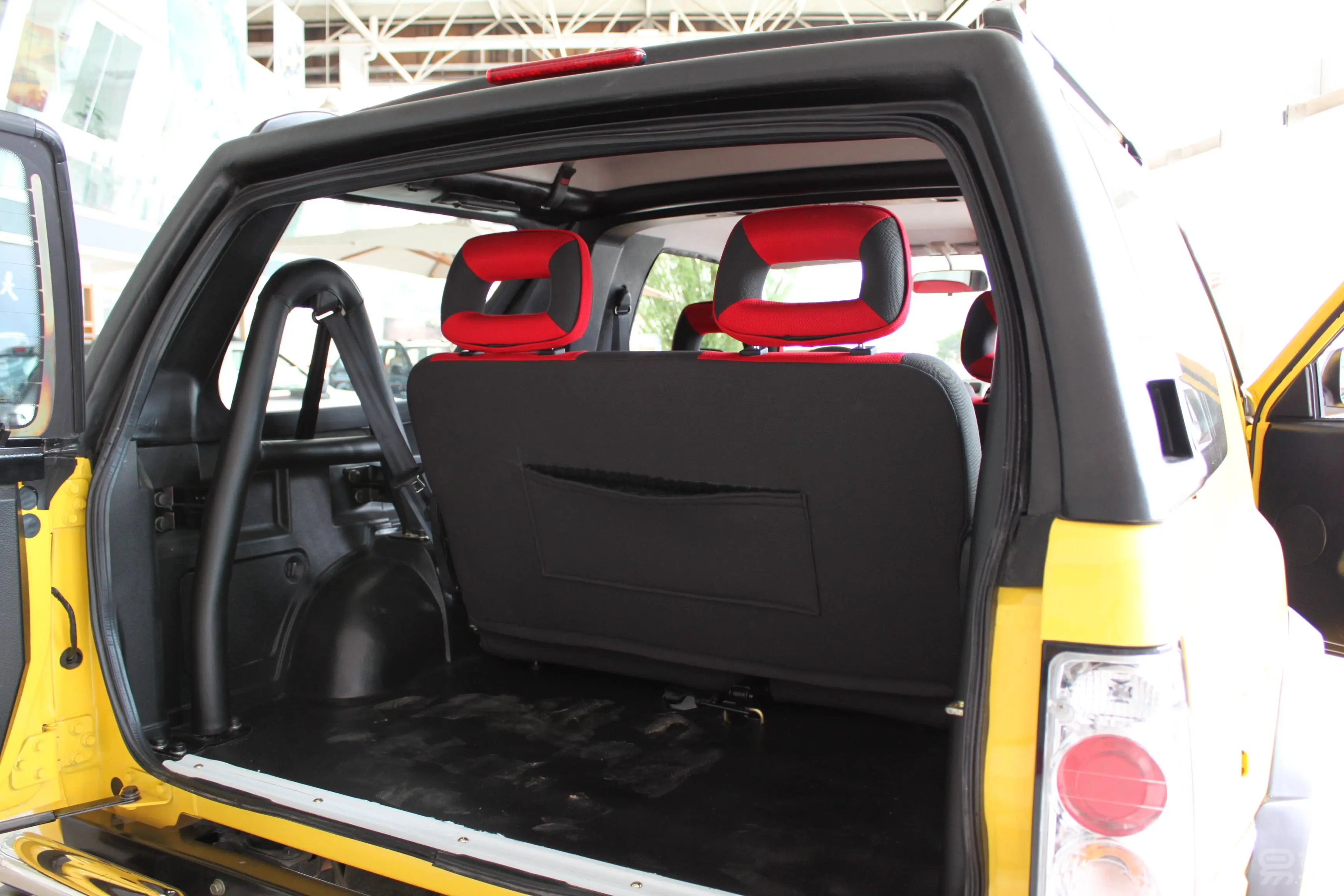 陆风X9精悍版 2.8四驱 柴油发动机行李箱空间