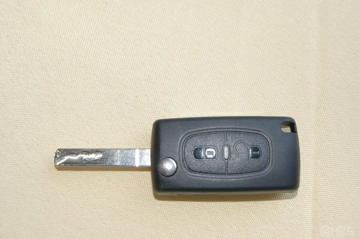 世嘉2.0L自动挡 豪华型钥匙（背面，按键）