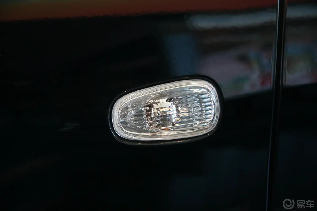 SLS赛威4.6L 旗舰型车侧转向灯