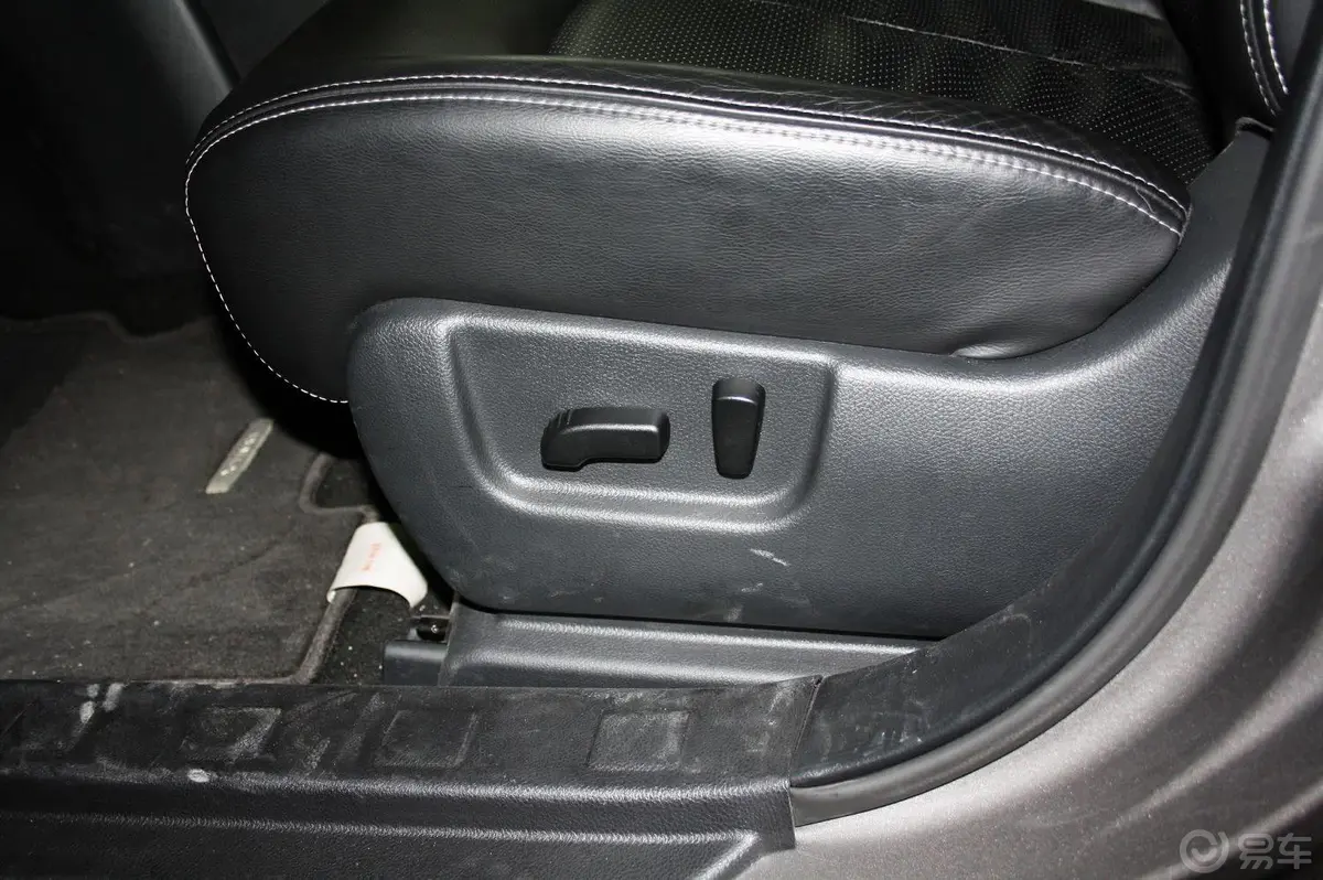 奇骏2.0L XE舒适版(MT 4WD)后排座椅调节