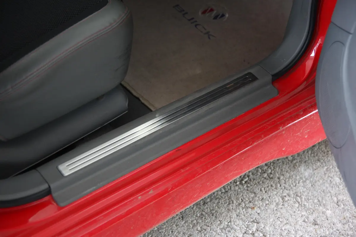 凯越HRV 1.6MT—LE 运动版车门迎宾装饰板