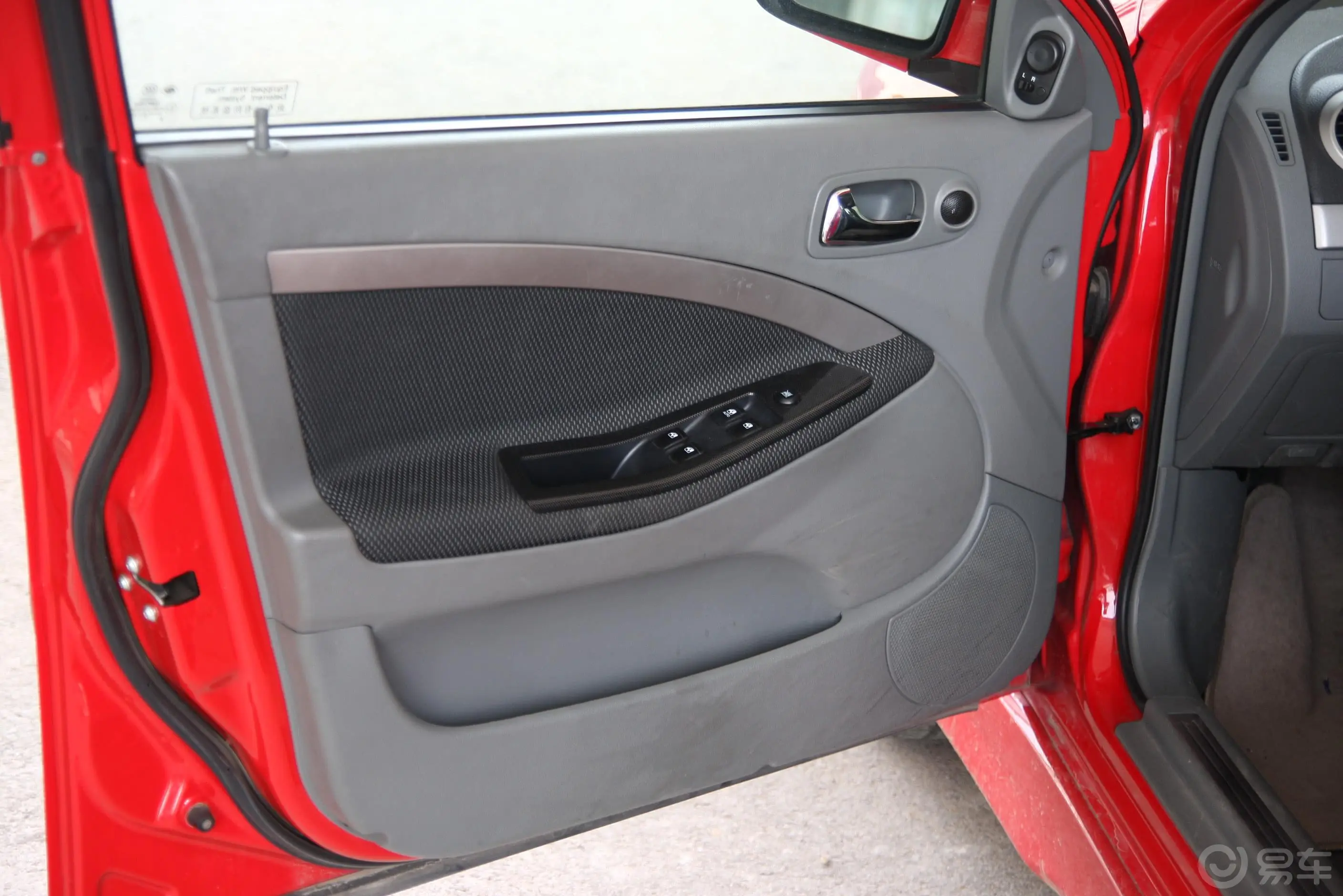 凯越HRV 1.6MT—LE 运动版驾驶员侧车门内门板