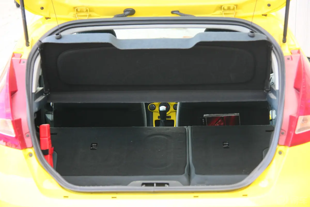 嘉年华两厢 1.5L手动运动型行李箱空间（后排全放倒）