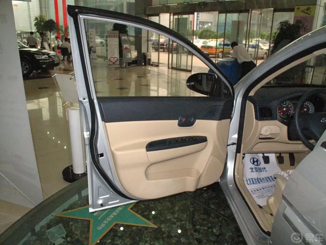 雅绅特1.4手动舒适型驾驶员侧车门内门板