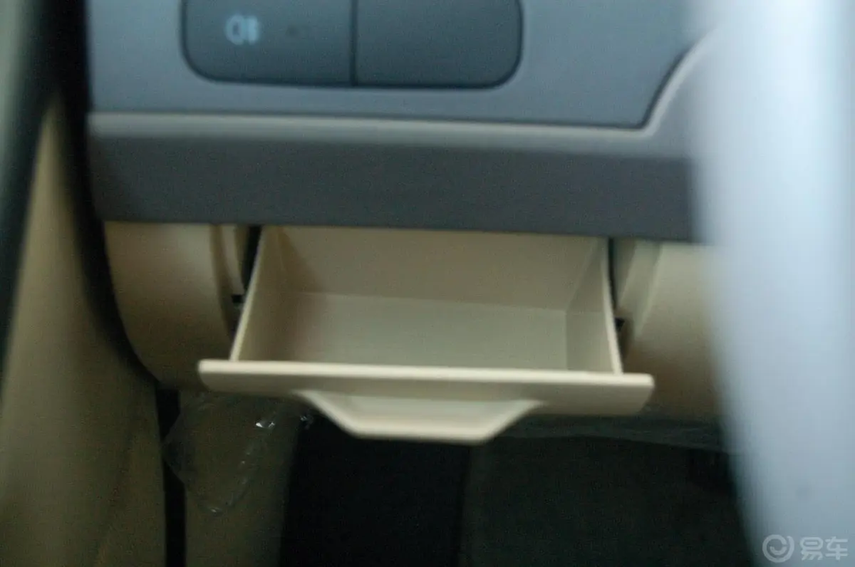 伊兰特三厢 1.6GL 手动标准型驾驶员侧储物盒