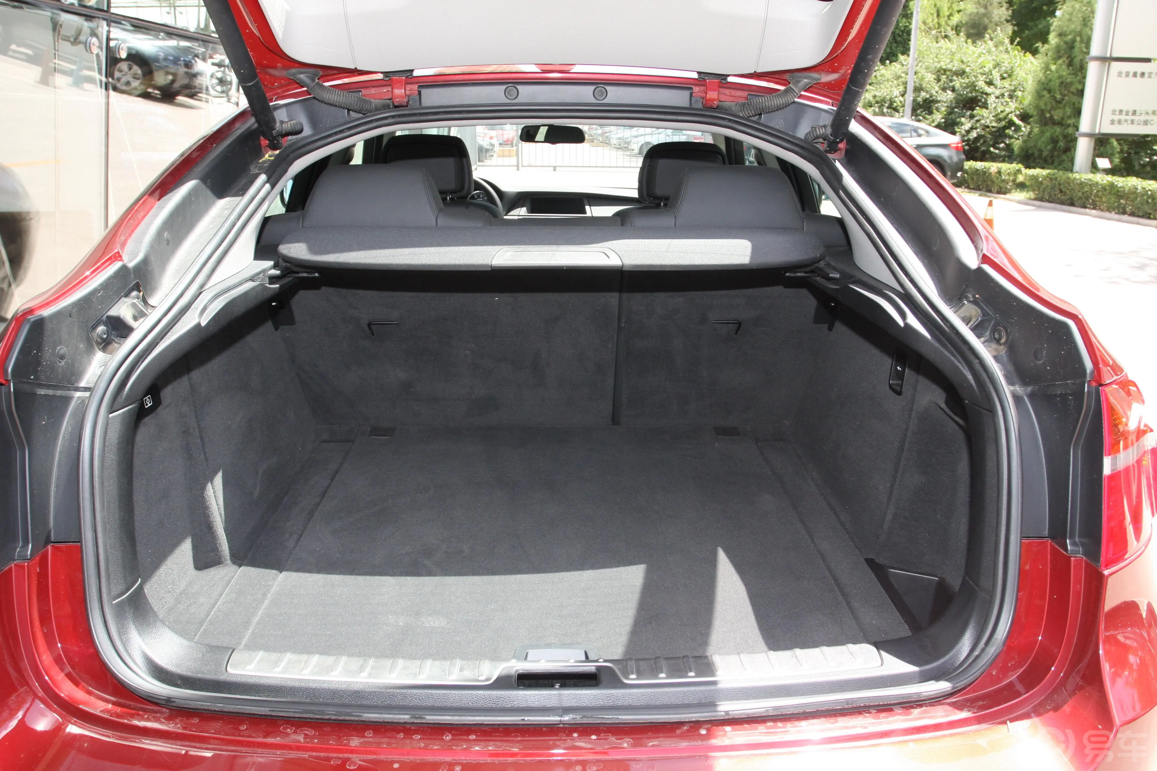 宝马X6xDrive35i 豪华型行李箱空间