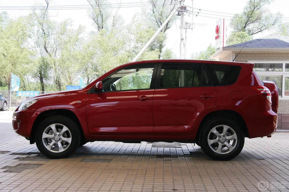 RAV4荣放2.0L 豪华版 AT正侧车头向左水平