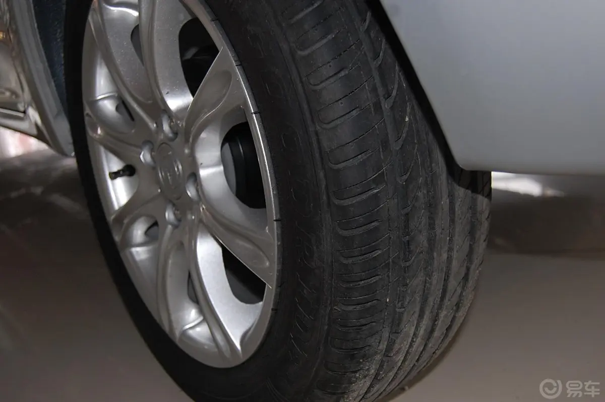 金刚CROSS 1.5L MT 标准型轮胎花纹