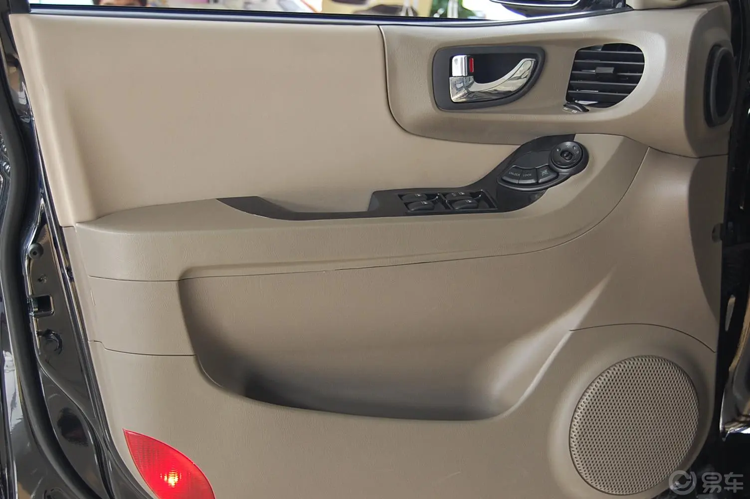 经典圣达菲1.8L 汽油两驱手动档 豪华版1驾驶员侧车门内门板
