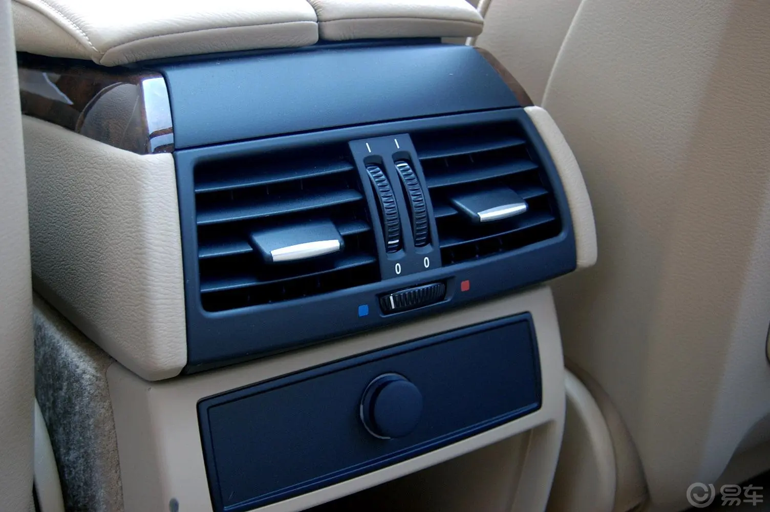 宝马X5(进口)xDrive30i 领先型后排空调出风口