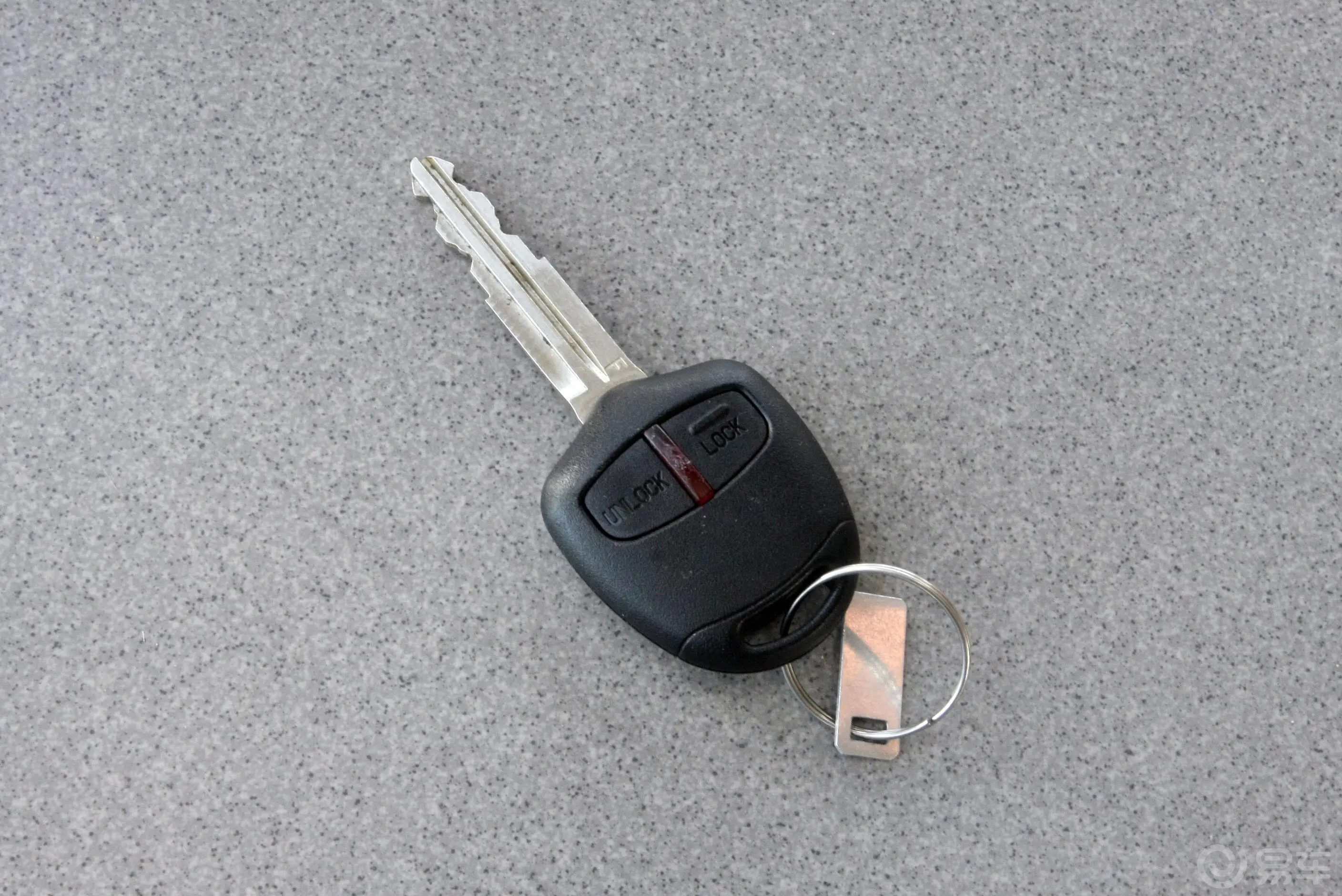 帕杰罗(进口)3.8L 炫酷版钥匙（背面，按键）