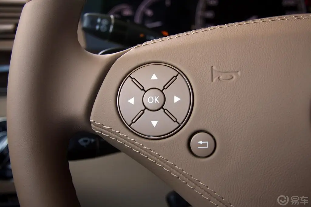 奔驰S级S 300 L 尊贵型方向盘音响控制开关