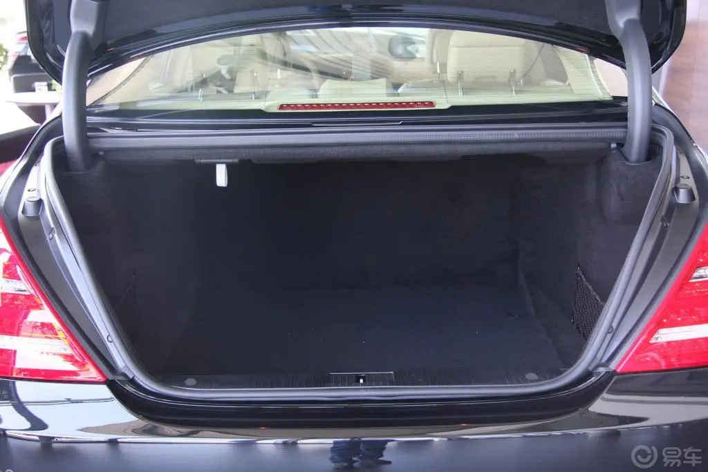 奔驰S级S 300 L 尊贵型行李箱空间