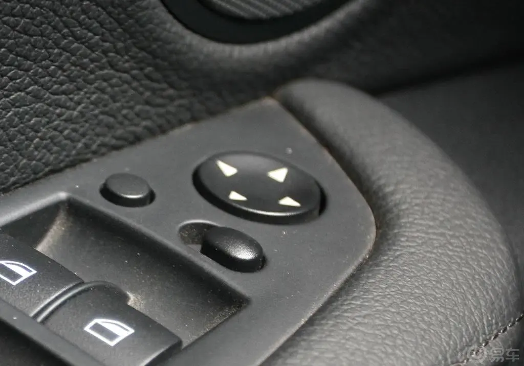 宝马X6xDrive35i 豪华型外后视镜控制键