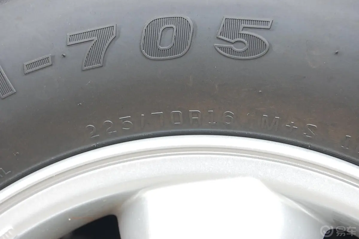 经典圣达菲1.8L 汽油两驱手动档 豪华版1轮胎规格