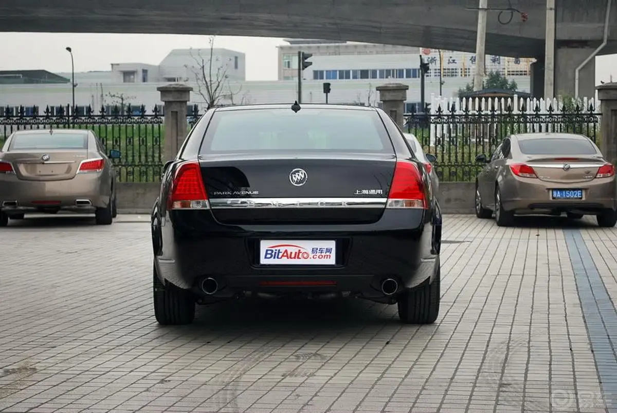 林荫大道2.8L 豪华型正后水平