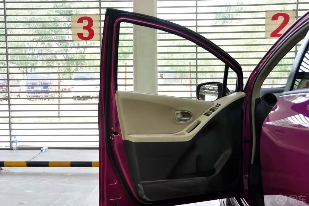 雅力士1.3E 舒适版 手动驾驶员侧车门内门板