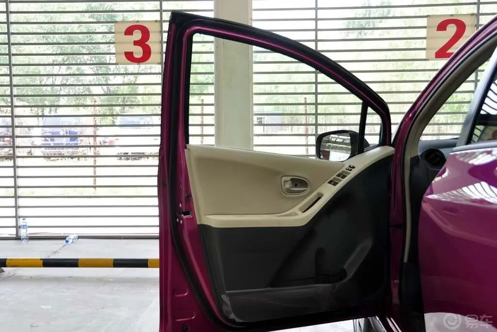 雅力士1.6RS 至尊版 自动驾驶员侧车门内门板