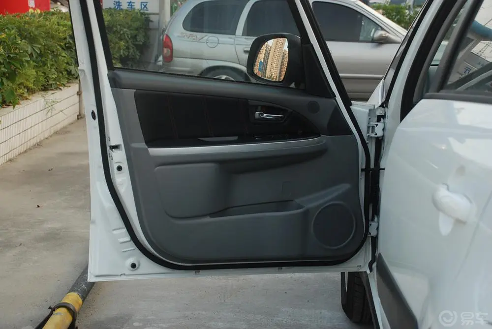 天语 SX4两厢 1.8L 运动型 AT驾驶员侧车门内门板