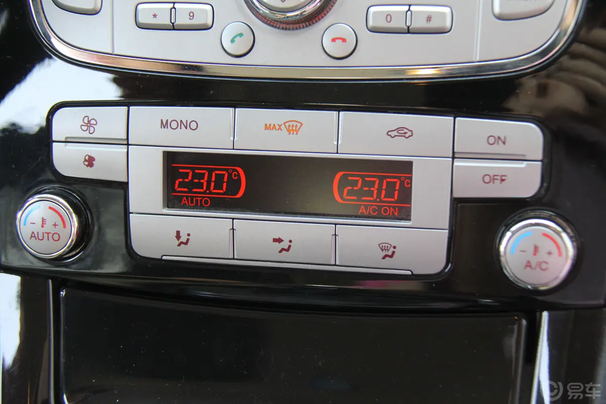 麦柯斯2.3L时尚型七座空调显示屏