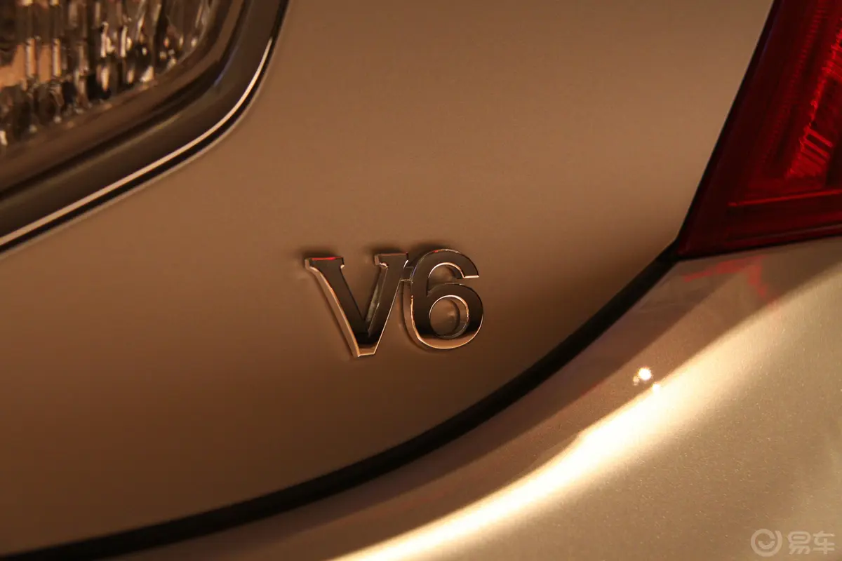 皇冠V6 2.5L Royal 真皮导航版外观