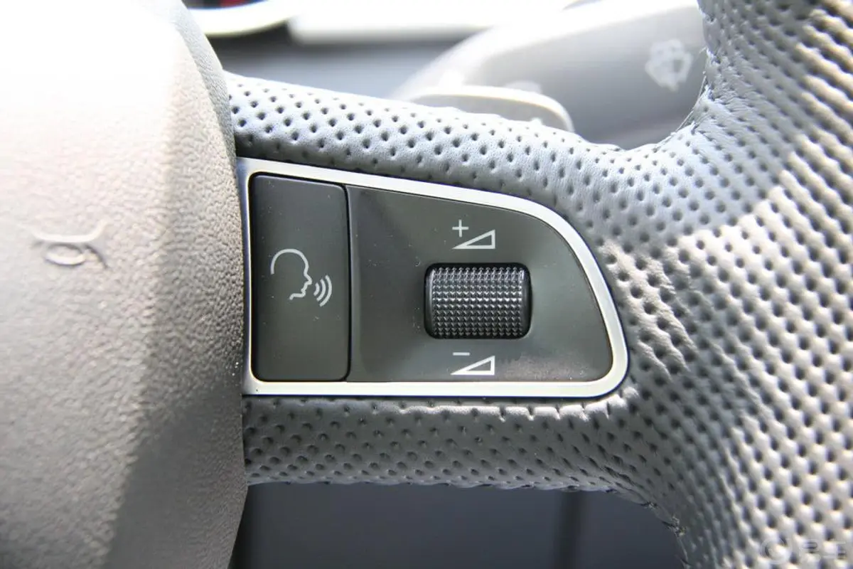 奥迪A5Sportback 2.0T 舒适型方向盘音响控制开关