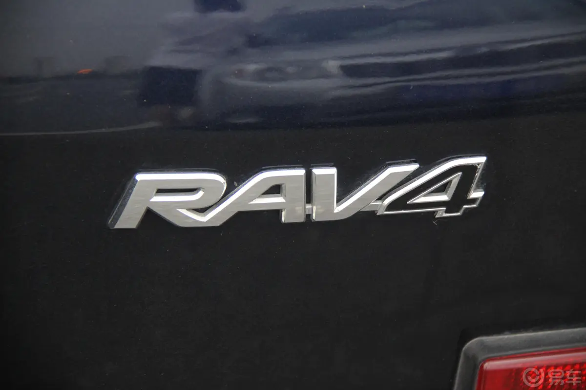 RAV4荣放2.4L 豪华导航版 AT尾标