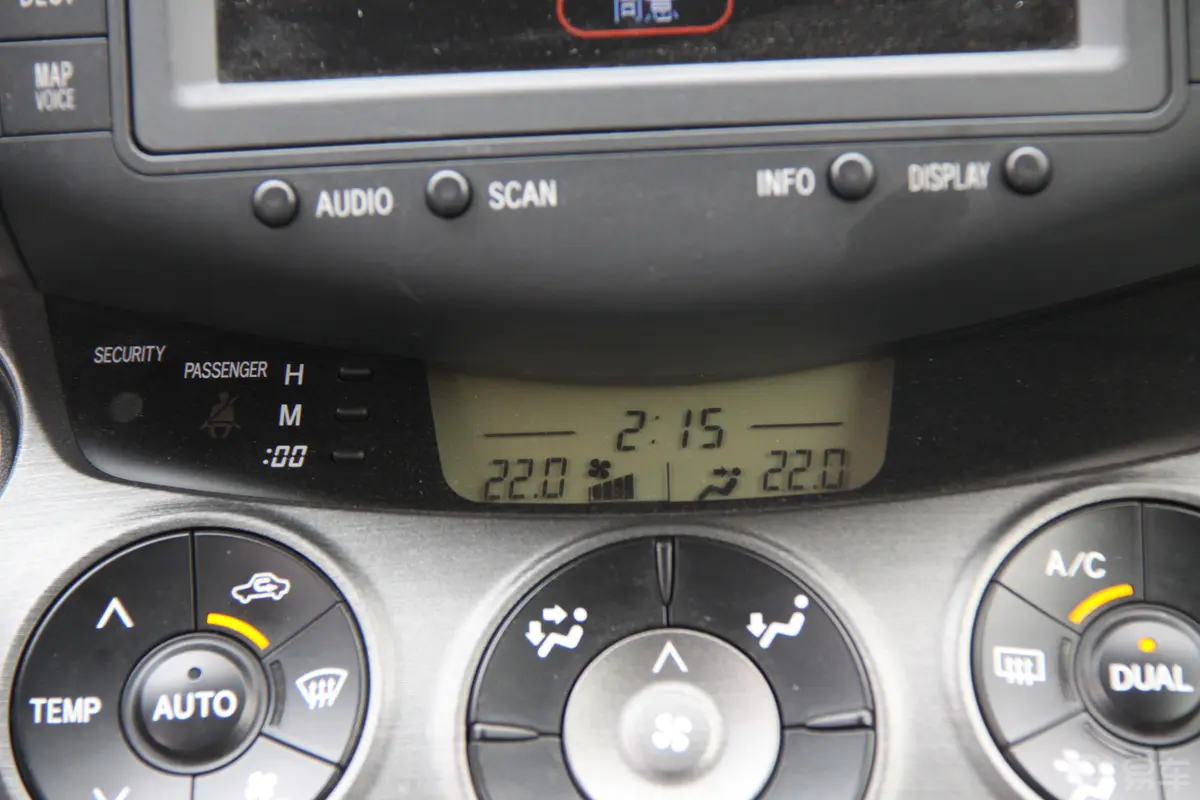 RAV4荣放2.4L 豪华导航版 AT空调显示屏