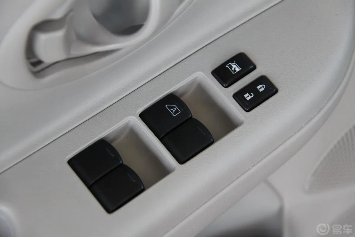 玛驰1.5XE易型版 MT电窗控制键
