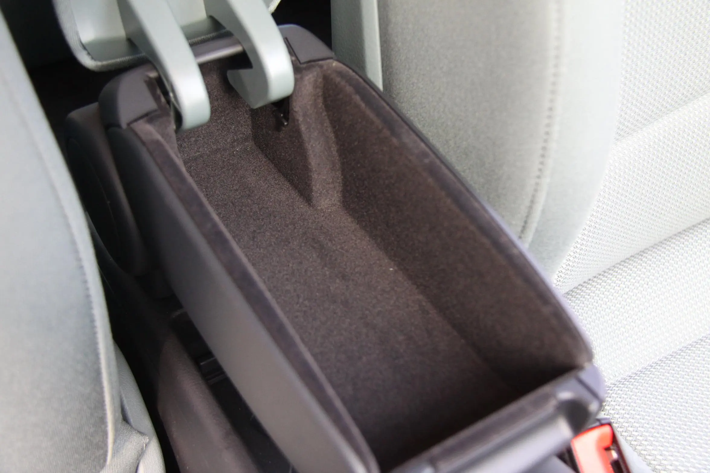 奥迪A3(进口)Sportback 1.4T 舒适型前排手枕储物格（打开）