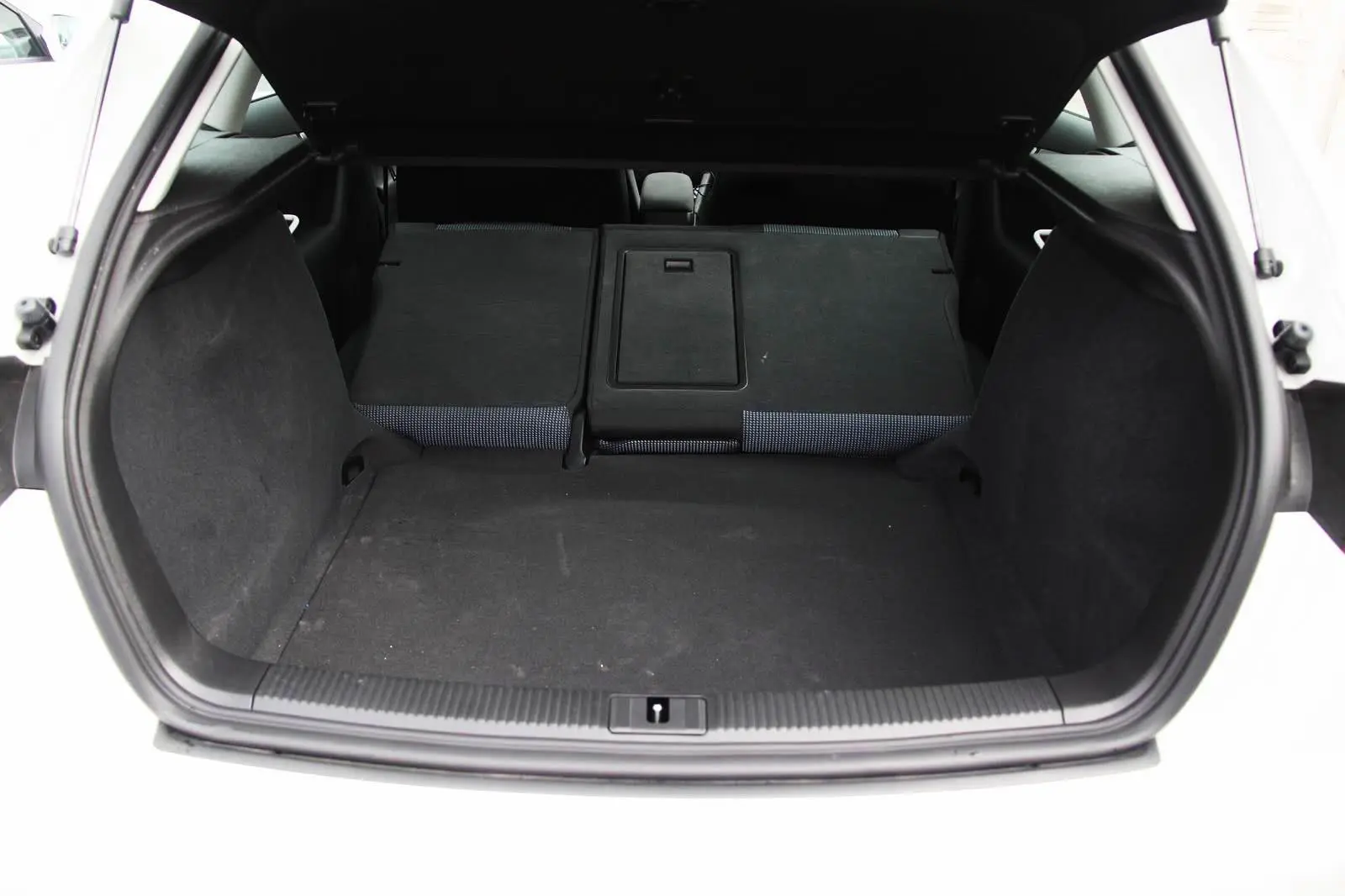奥迪A3(进口)Sportback 1.4T 豪华型行李箱空间（后排全放倒）
