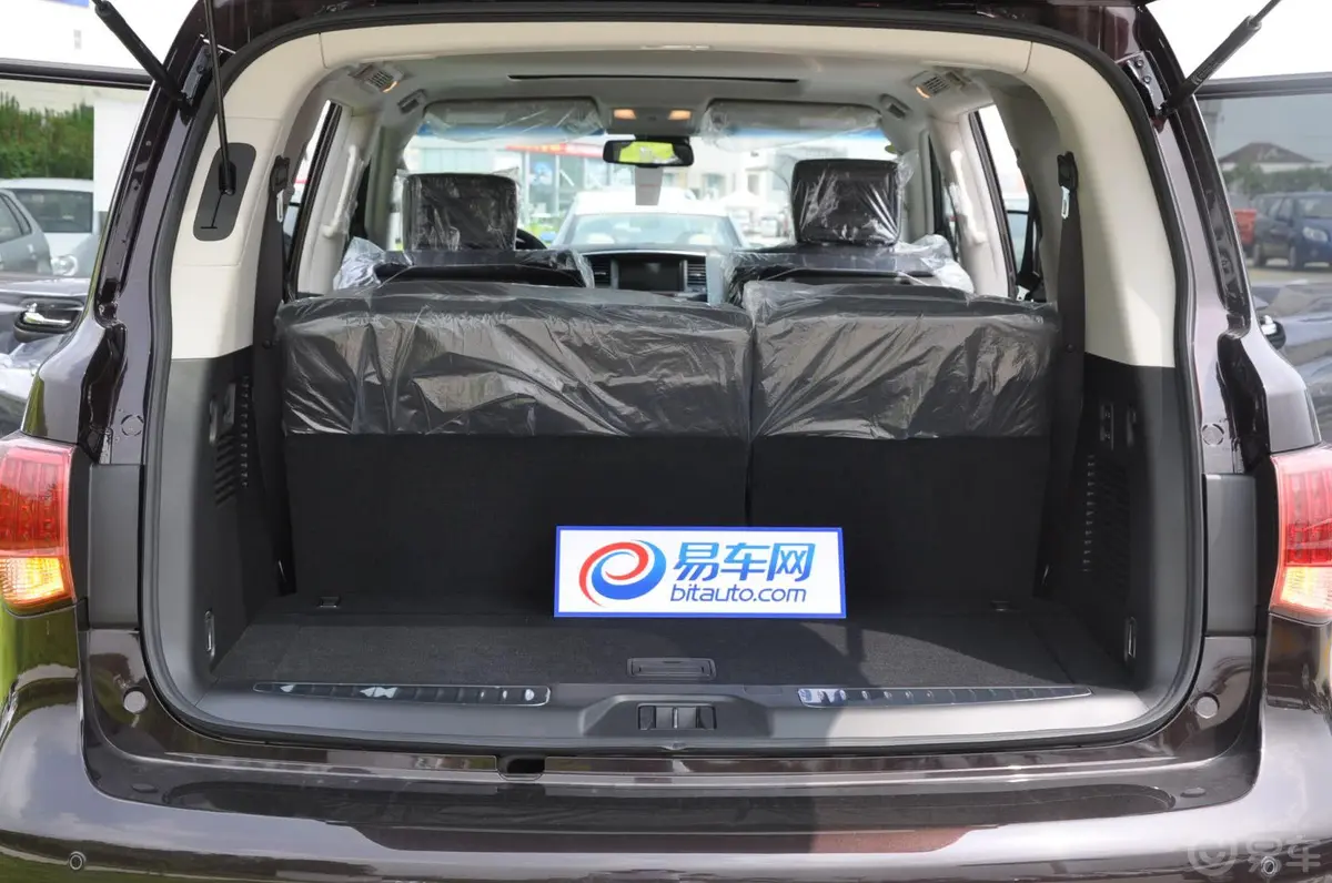 英菲尼迪QX56空间