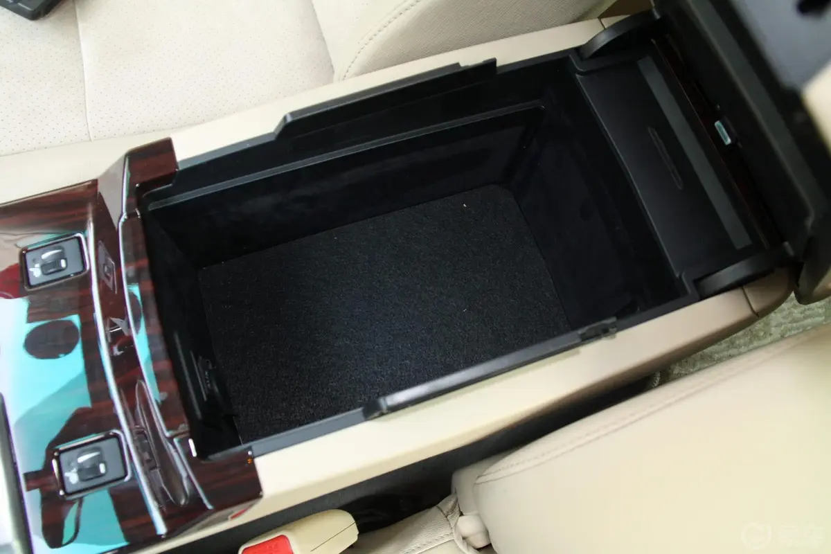 锐志3.0V 风尚旗舰导航版前排手枕储物格（打开）