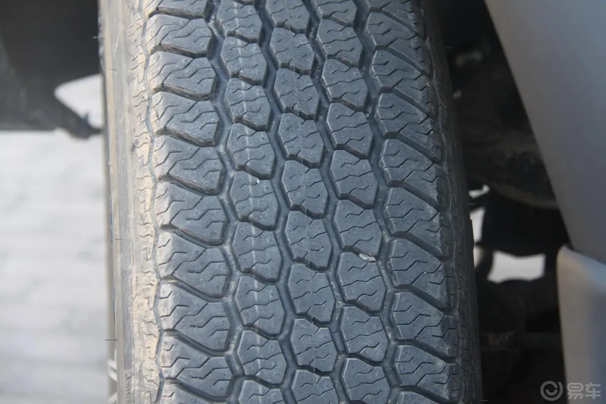 锐骐厢式车2WD 4RB2汽油标准型轮胎花纹