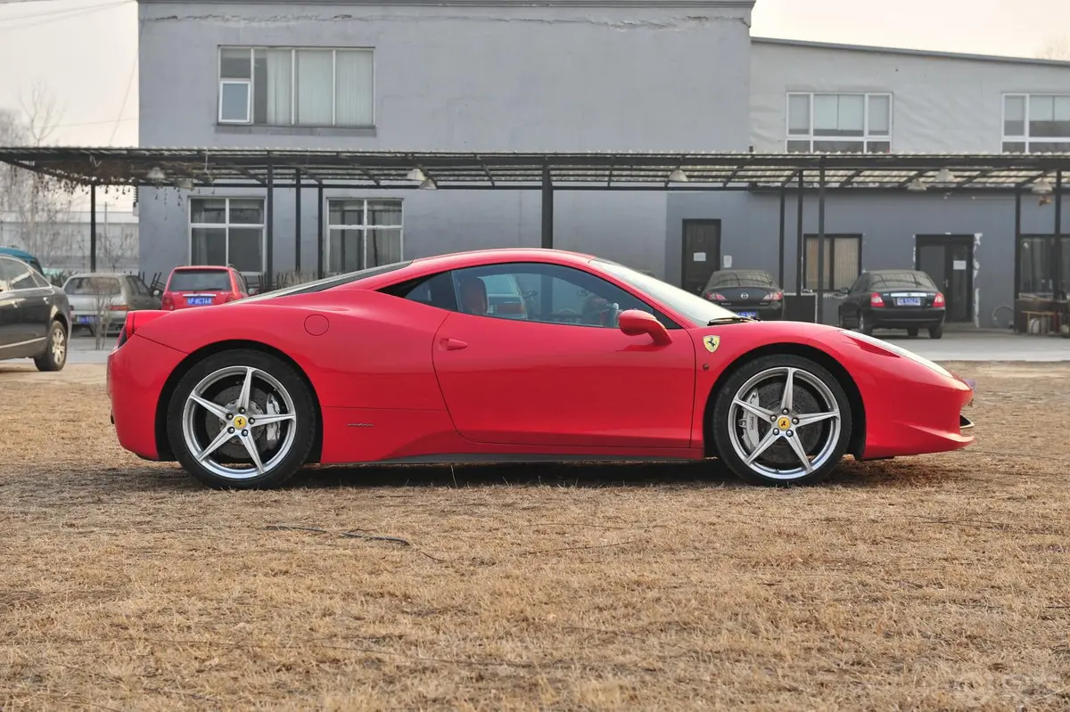 法拉利458Italia 4.5L 标准型正侧车头向右水平